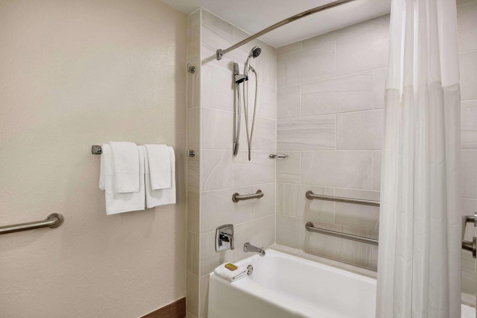 King Room with Bath Tub - Disability Access