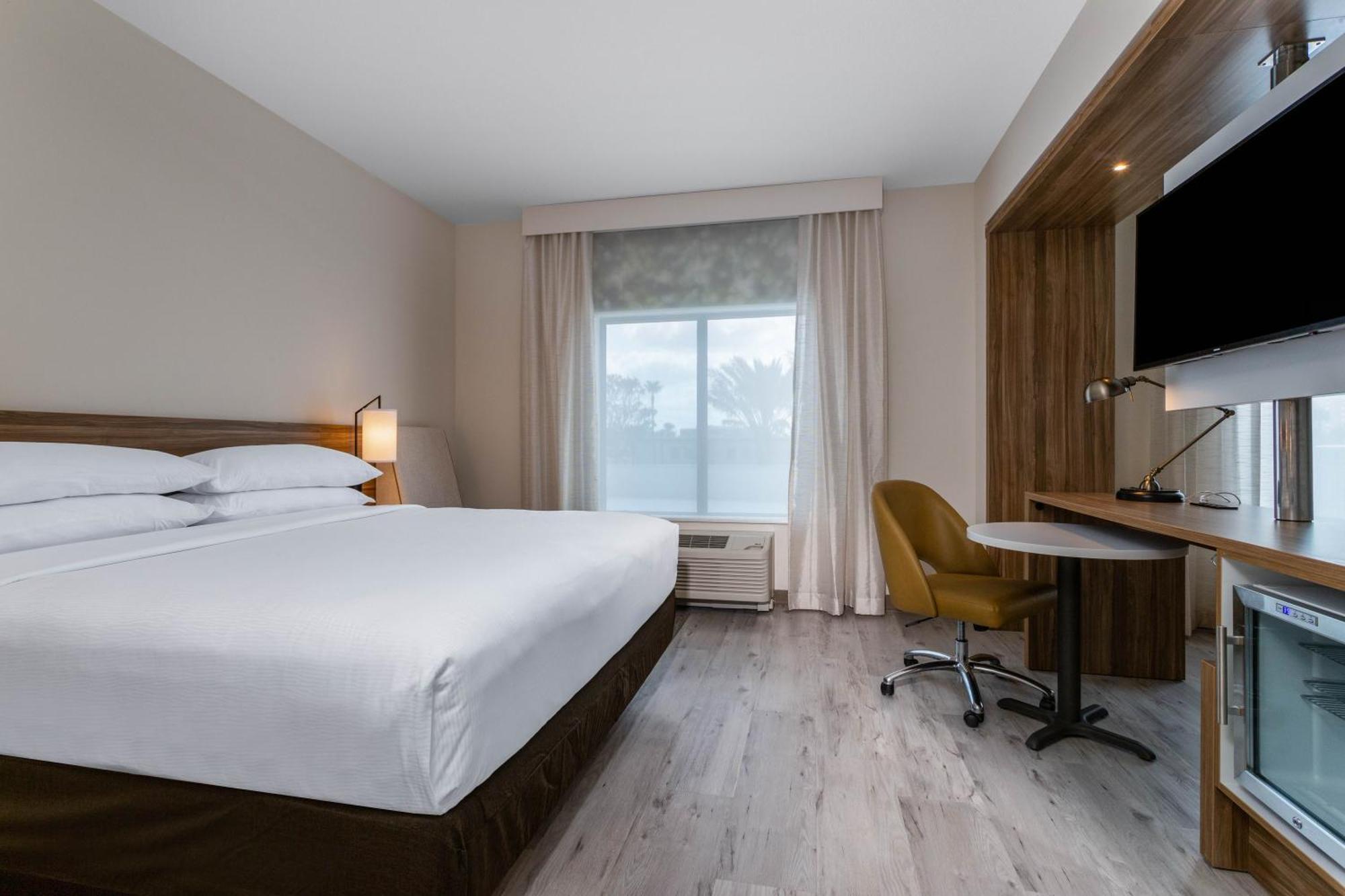 Deluxe King Suite (No Resort Fee),1285236082:JPEG