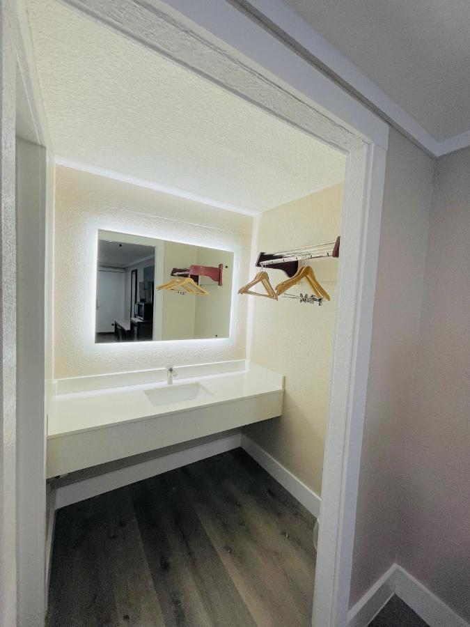 King Room - Non-Smoking,1401898343:JPEG