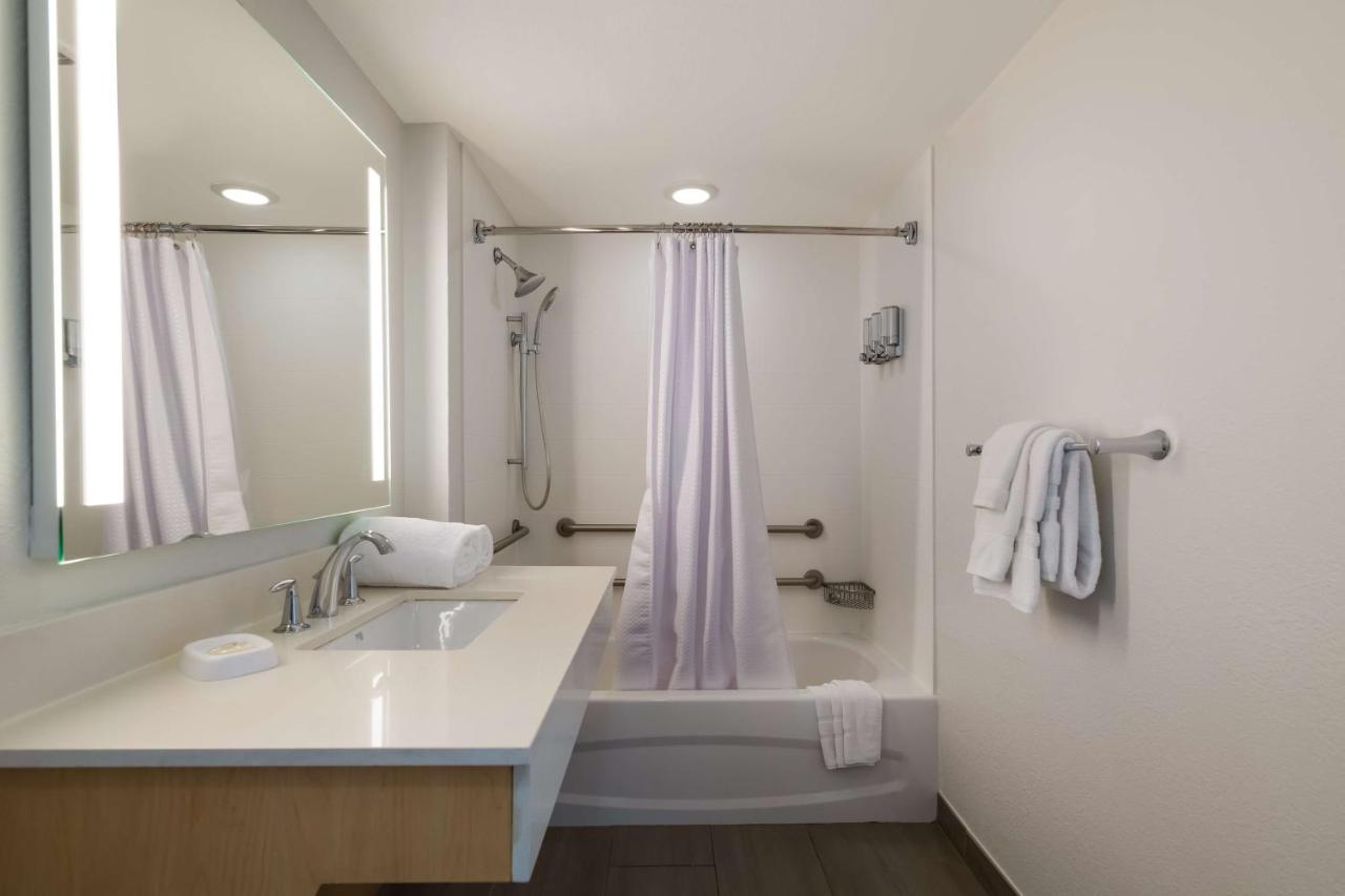 One-Bedroom King Suite with Courtyard View