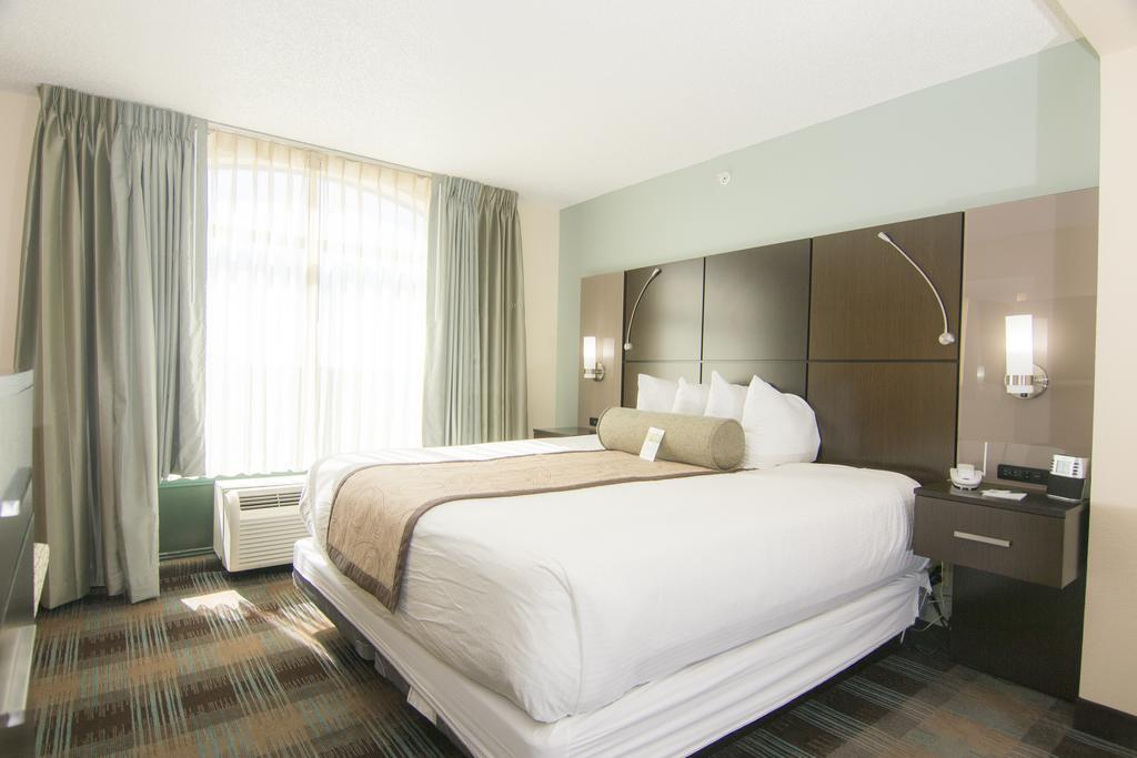 Deluxe King Room with Bath Tub - Mobility/Hearing Accessible - Non-Smoking