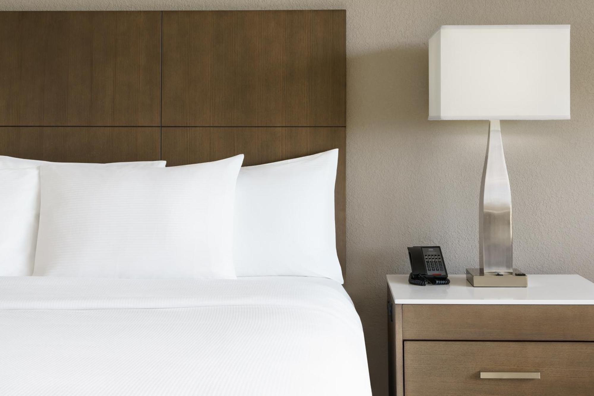 King Room with King Bed - Non-Smoking,1525085551:JPEG