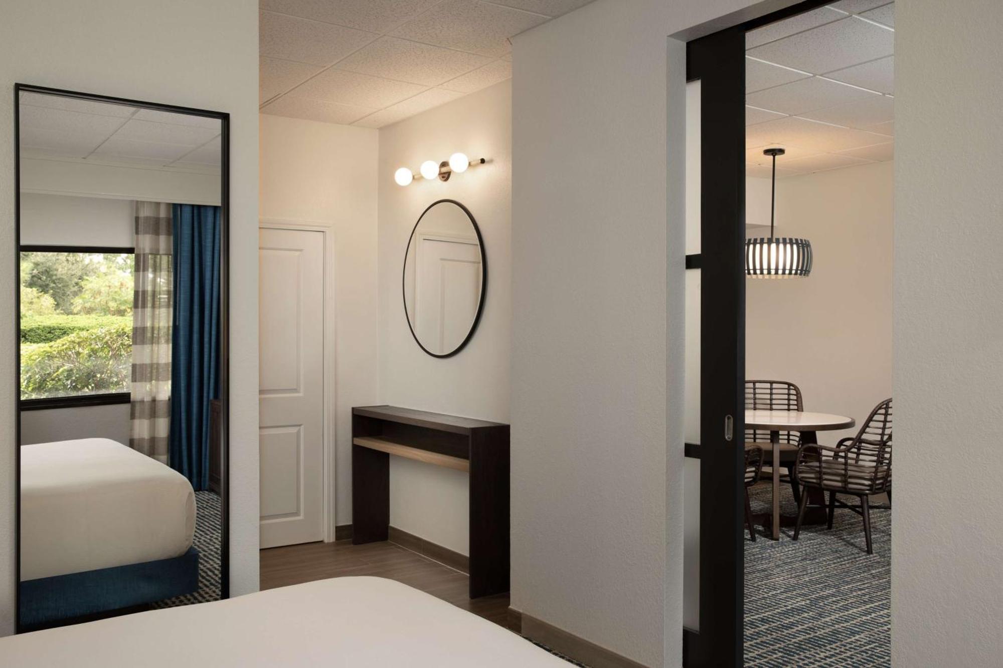 Suite con cama extragrande y bañera adaptada para personas de movilidad reducida