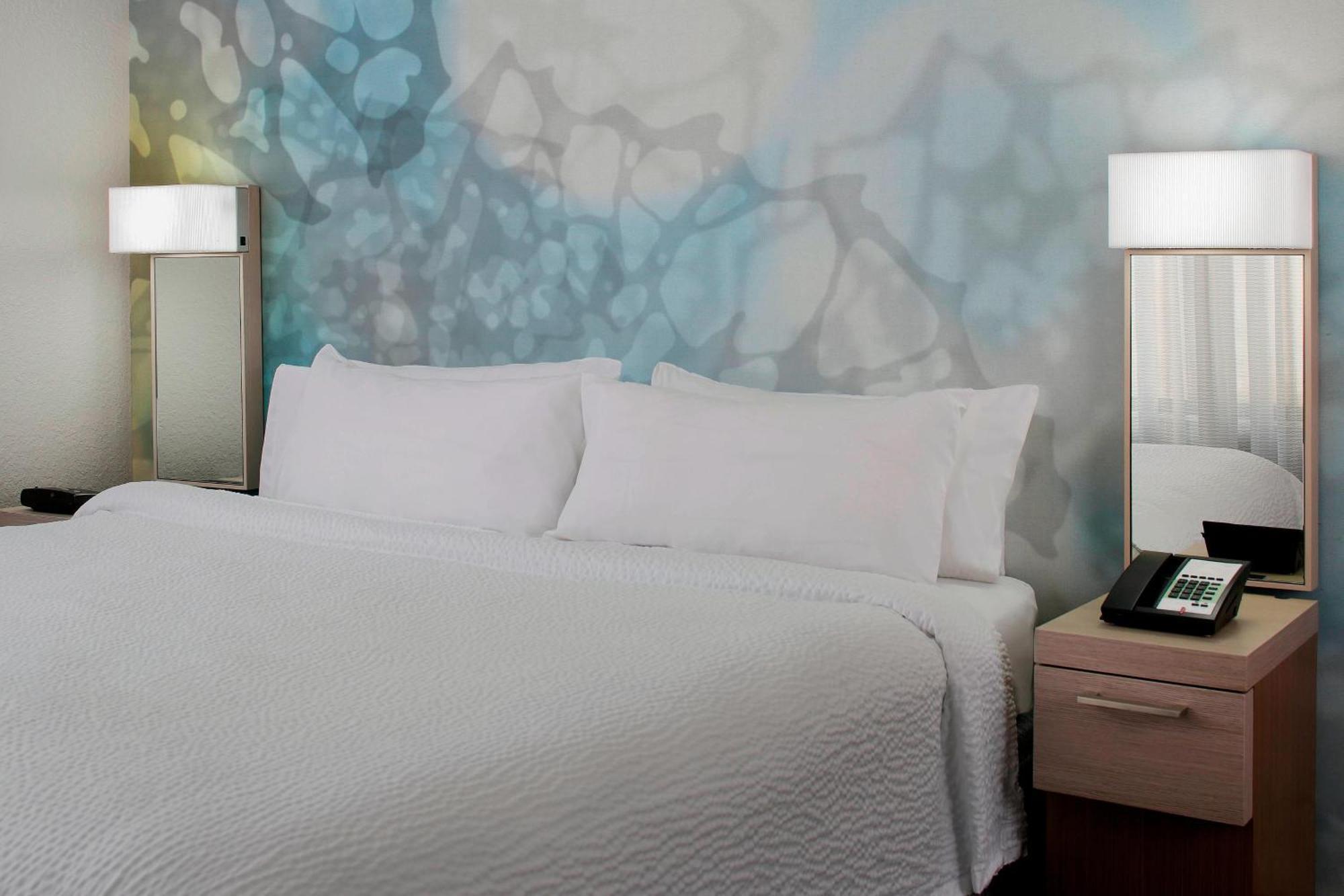 Suite 1 Chambre Plus Spacieuse Récemment Rénovée avec 1 Lit King-Size et Canapé-Lit