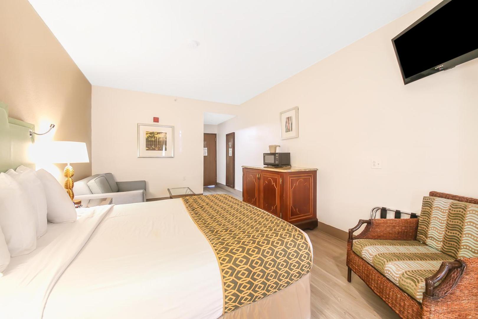 King Room with Mobility/Hearing Access and Roll-In Shower, Non-Smoking