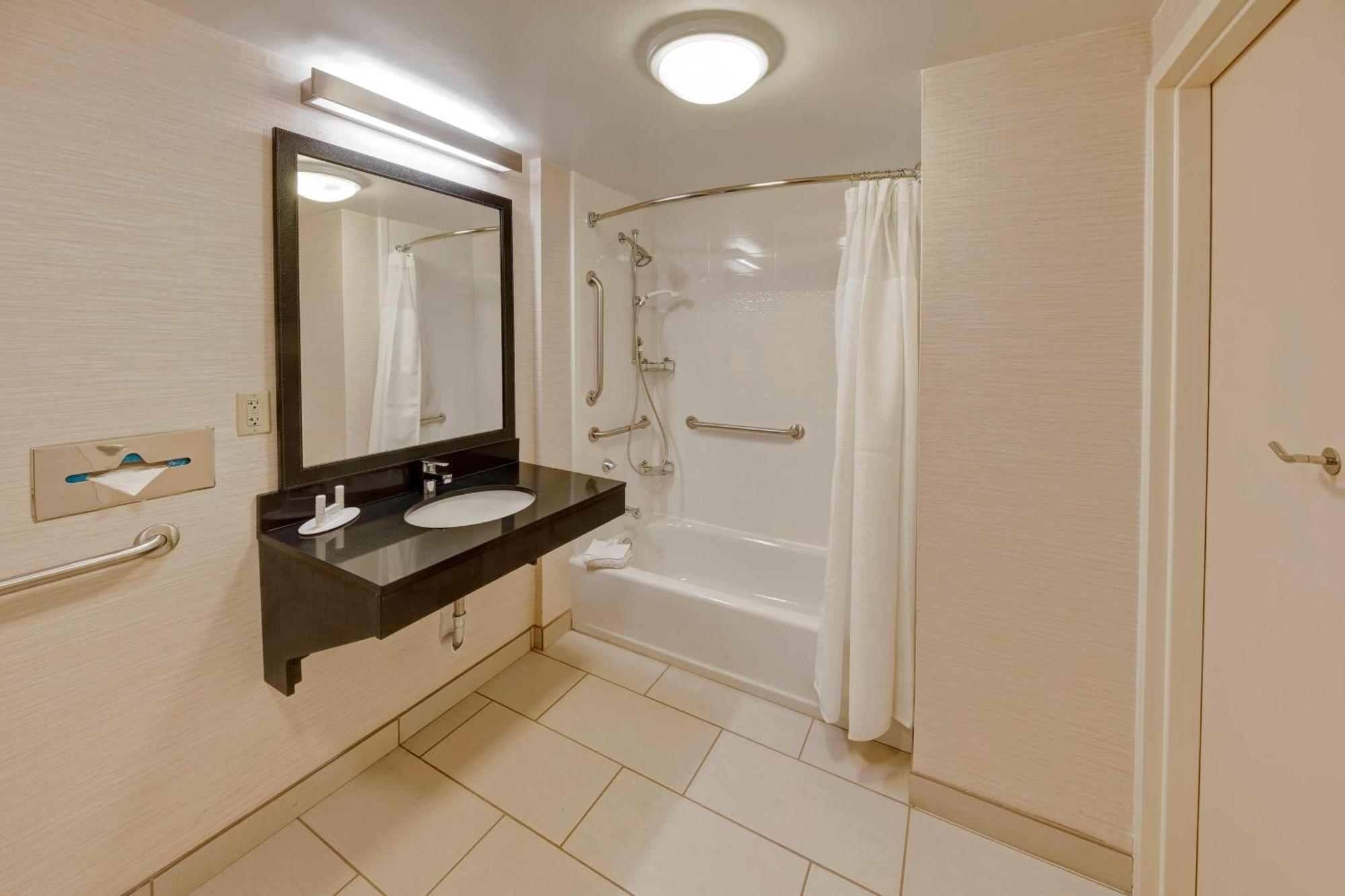 King Room Bathtub Mobility Access or Hearing Accessible,1632216469:JPEG