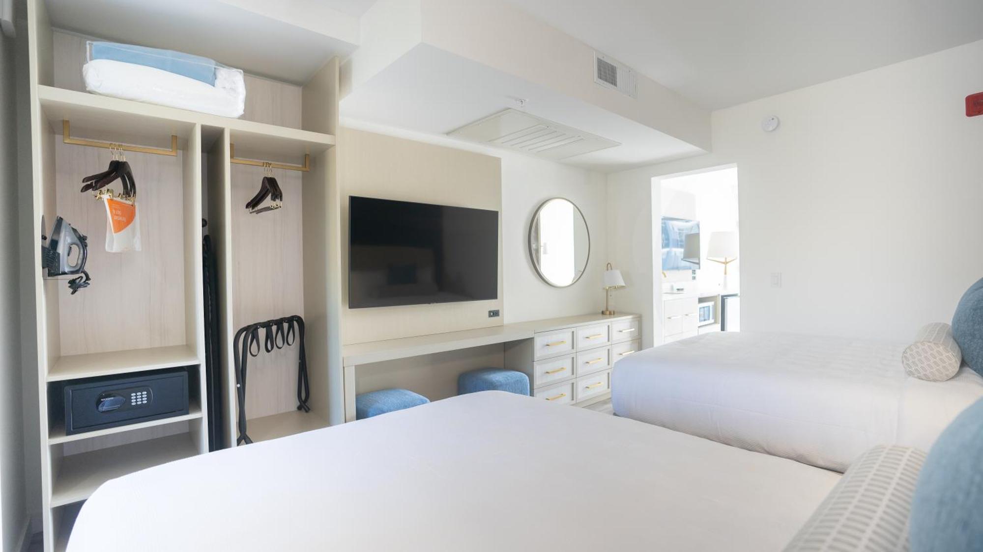 Queen Suite Two Queen Beds Pool View Disability Access or Non Smoking,1643754970:JPEG