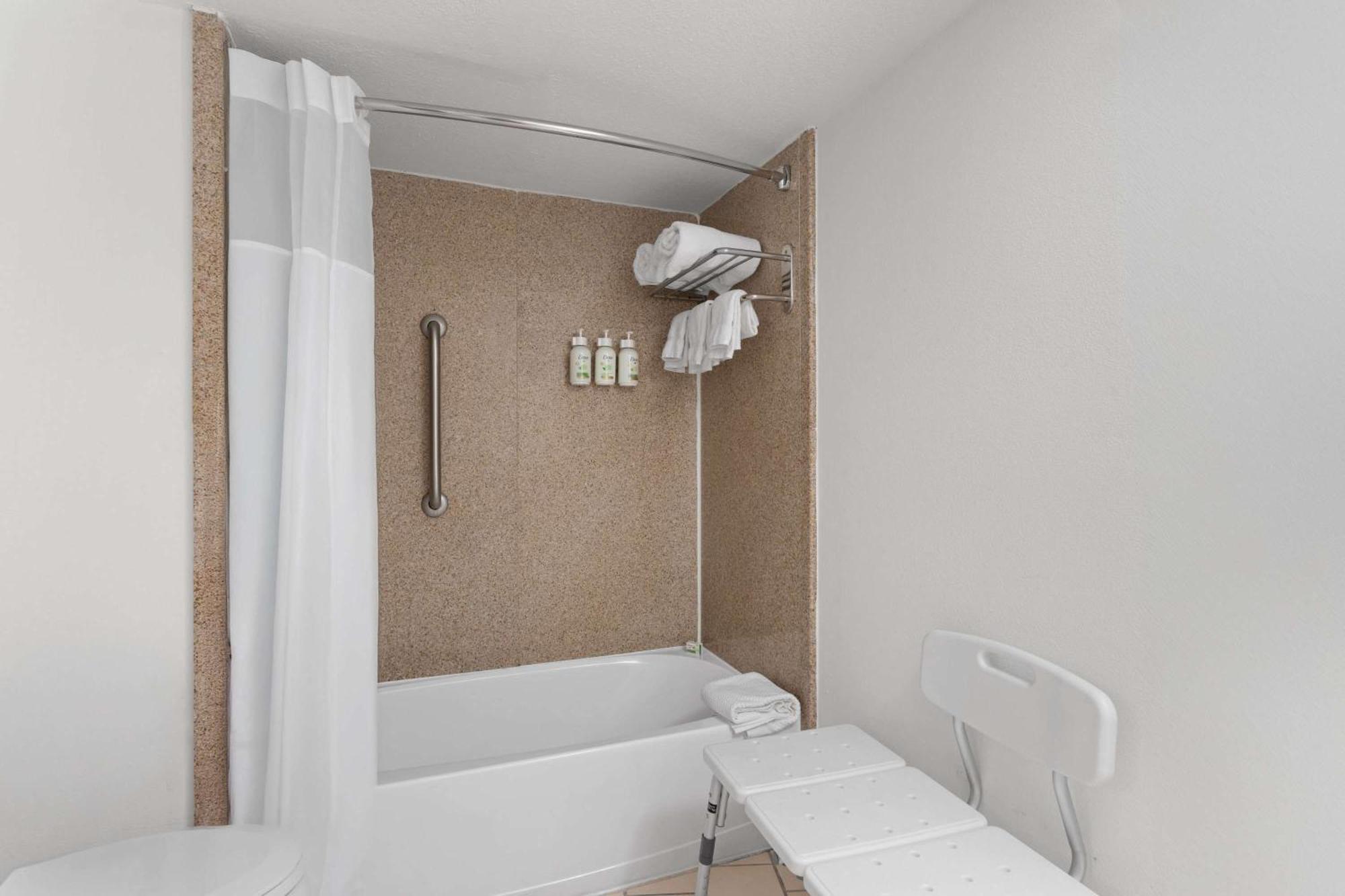 Queen Room with Bath Tub - Mobility Accessible/Non-Smoking,1657151349:JPEG