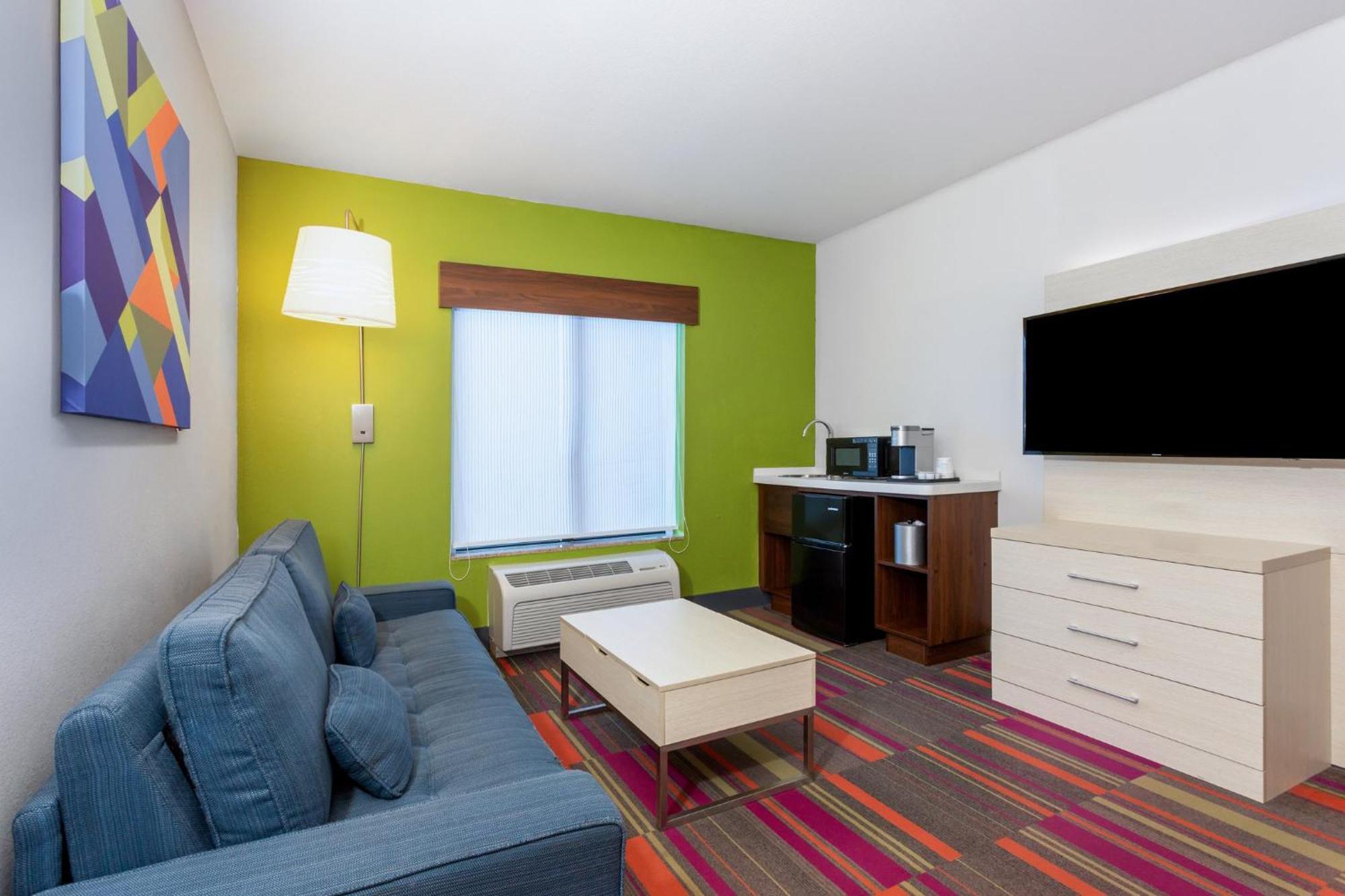 Suite con cama extragrande y zona de estar adicional
