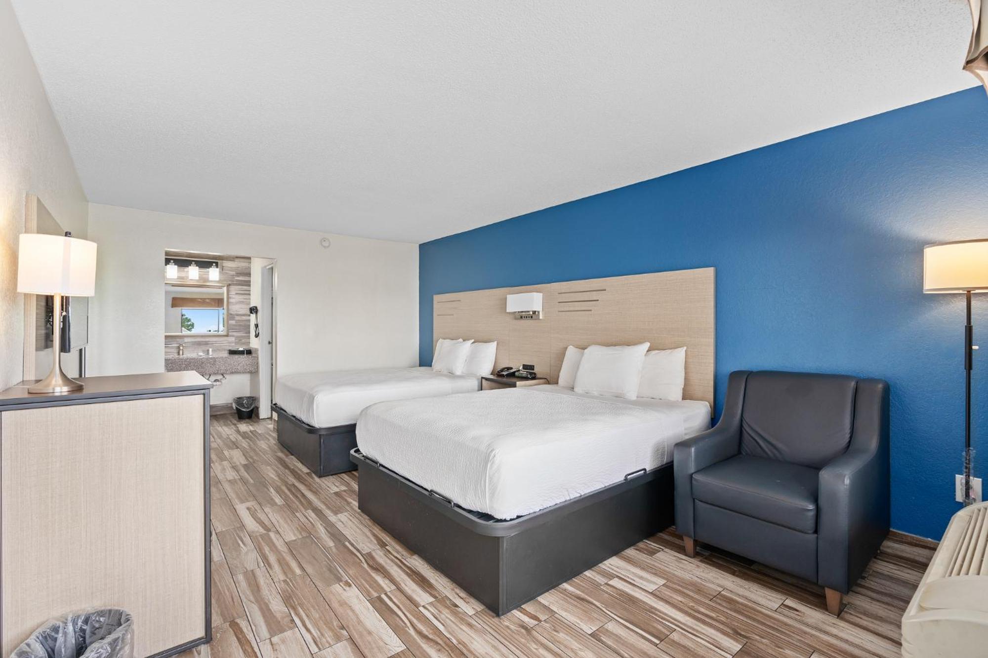 Double Room Bathtub w or Grab Bars Mobility Access or Non-Smoking,1662999399:JPEG