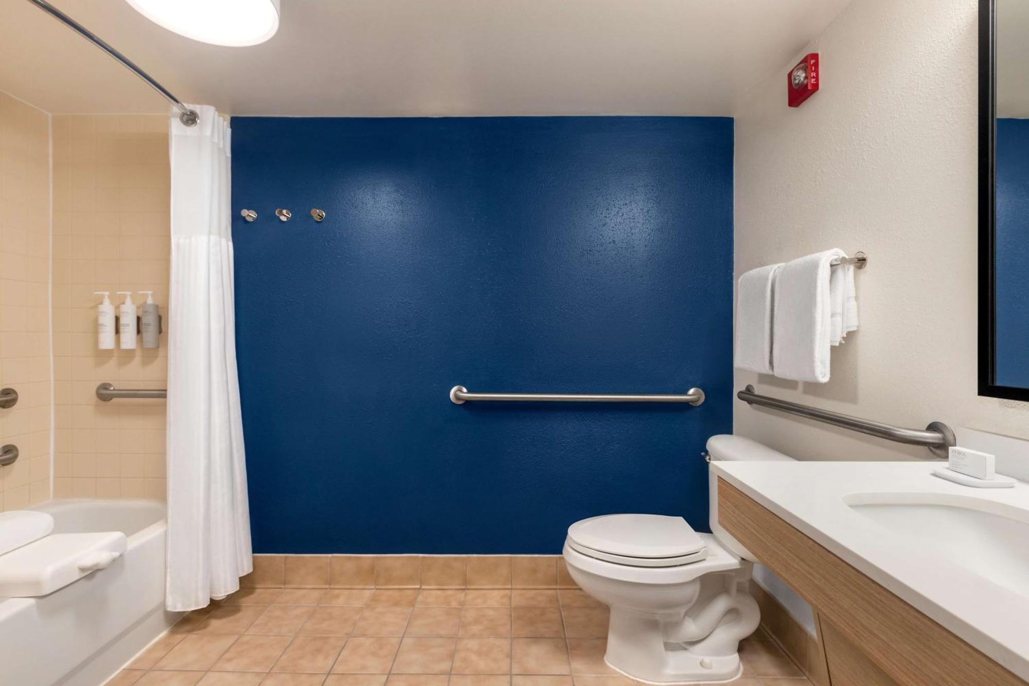 Zimmer mit Kingsize-Bett und barrierefreier Badewanne