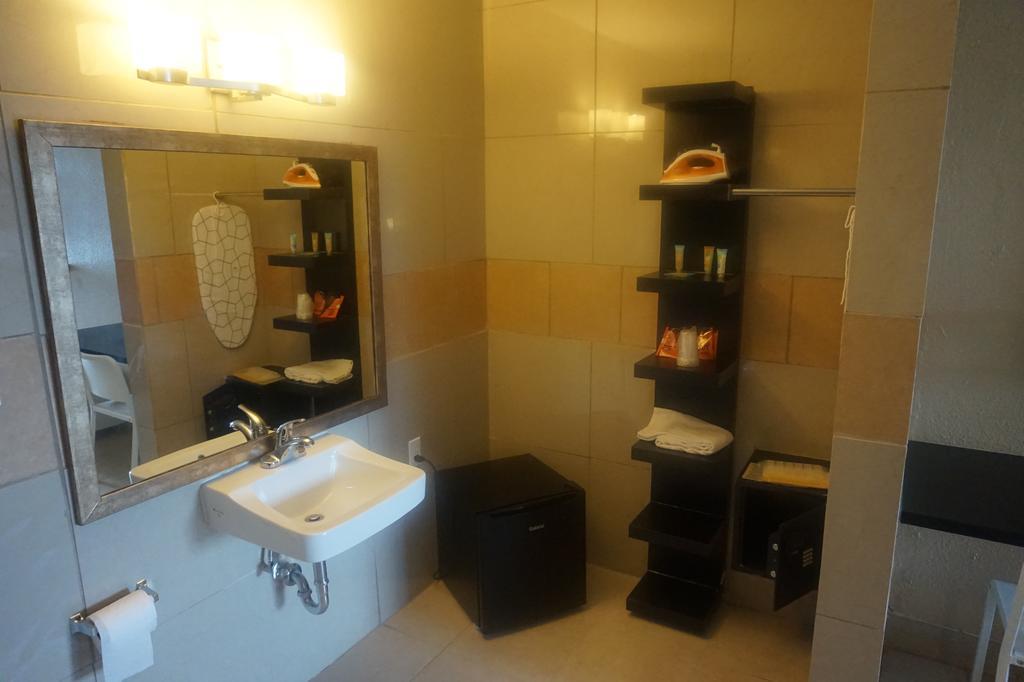 Deluxe King Room - Poolside - Non-Smoking