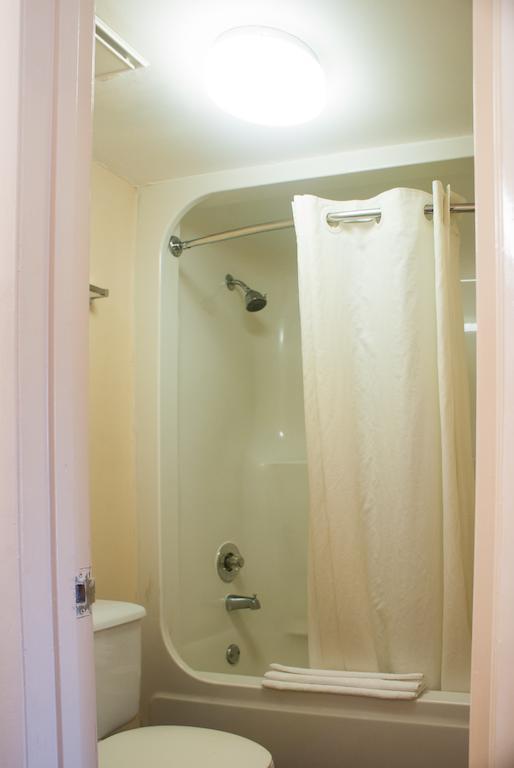Zimmer mit 2 Queensize-Betten und Poolblick - Nichtraucher