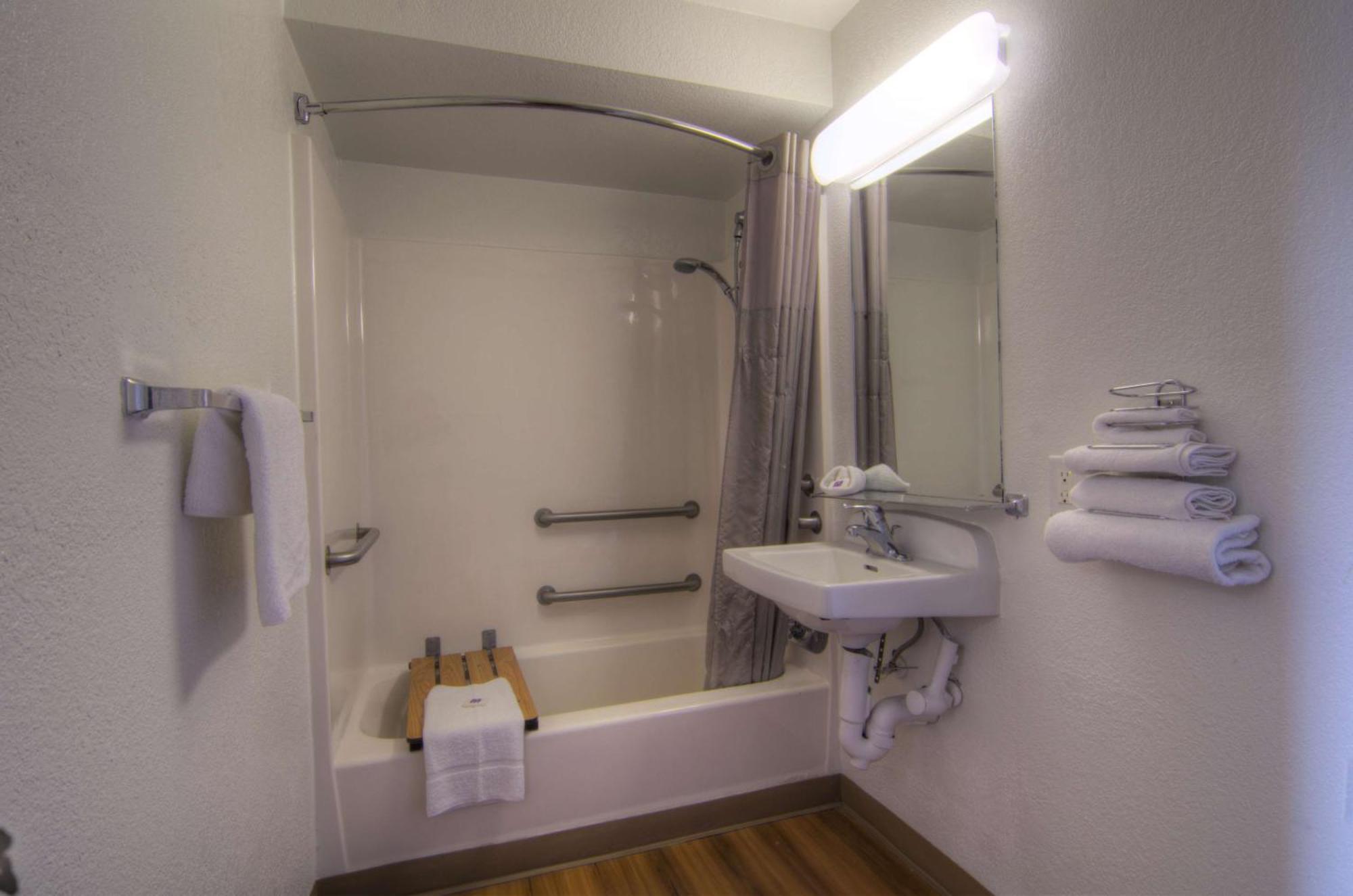 Habitación con cama grande