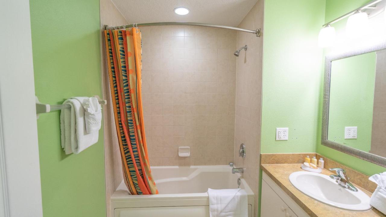 Two-Bedroom Condo Sofa Bed Full Kitchen