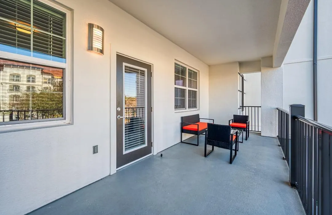 Comfortable Home With Balcony Near Universal Parks-1