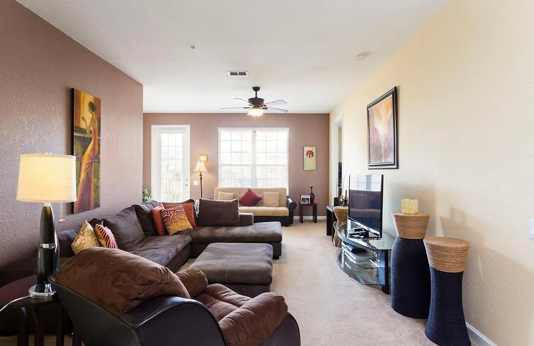 3Br 2Bath Condo Balcony 5Min Conv Center 2087Ft-1