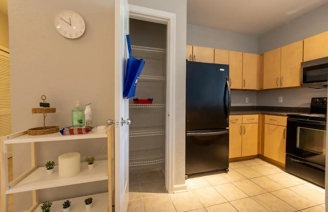 Luxurious 2-Bed Suite W/Lake View And Amenities-1