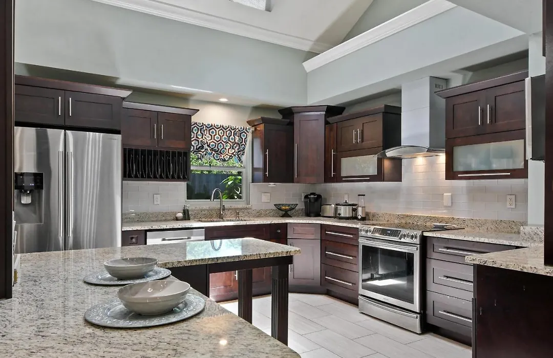 Best Location Pet Friendly Fenced Yard-1
