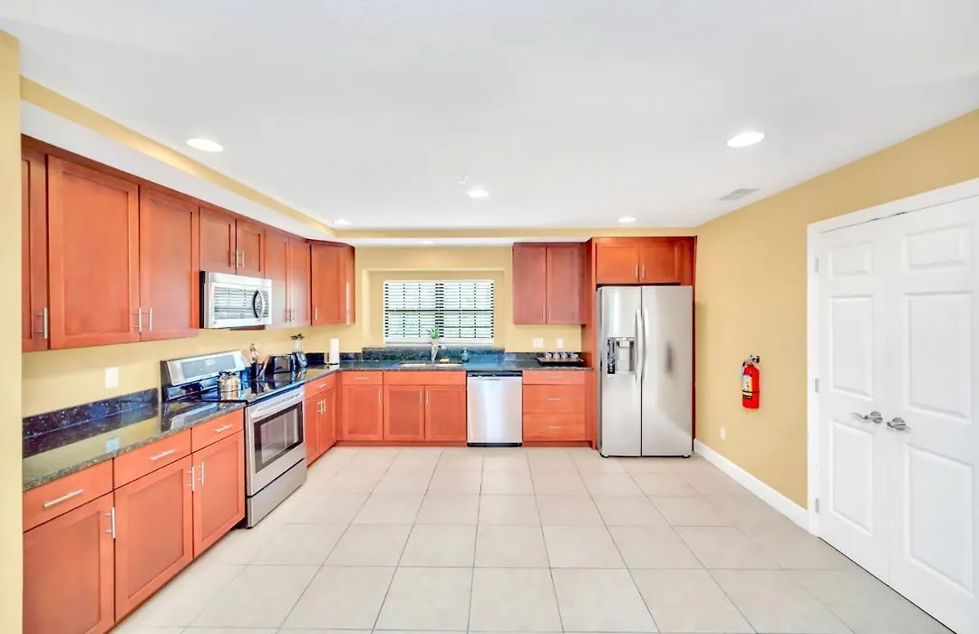 Lovely 4Br Townhome With Resort Access Near Disney-1