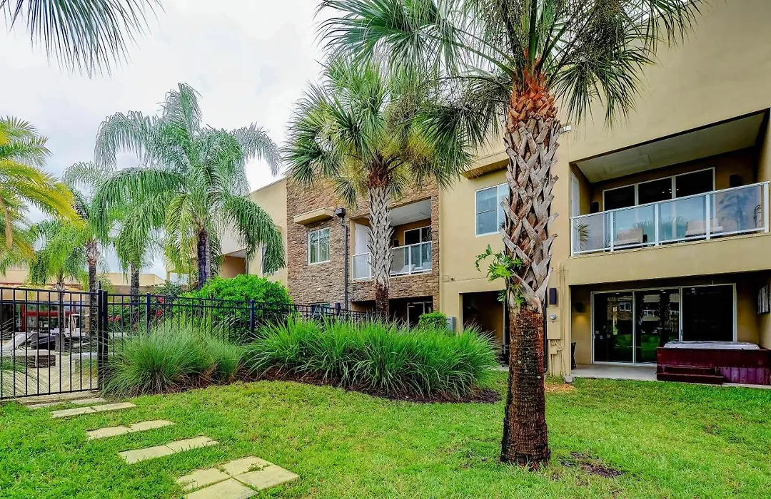Beautiful Townhome Overlooking The Lake And The Pool-1