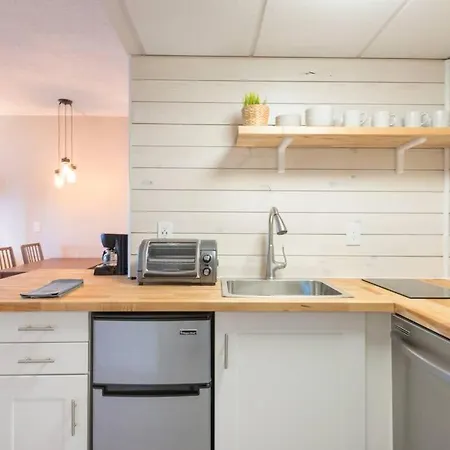 Deluxe Studio W/ Lakeview - Free Parking/Pool-2
