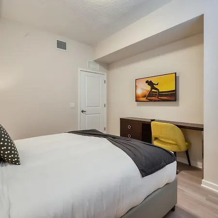 Comfortable Home With Balcony Near Universal Parks-3
