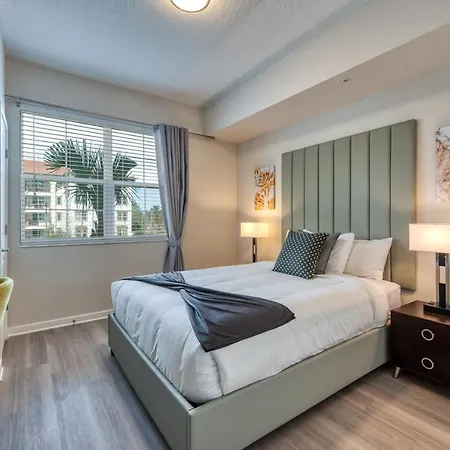 Comfortable Home With Balcony Near Universal Parks-2