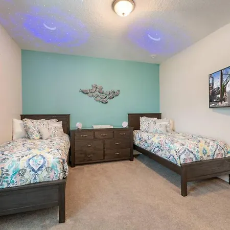 Spacious 8 Bdr Family Home With Arcades And Free Pool Heat-2