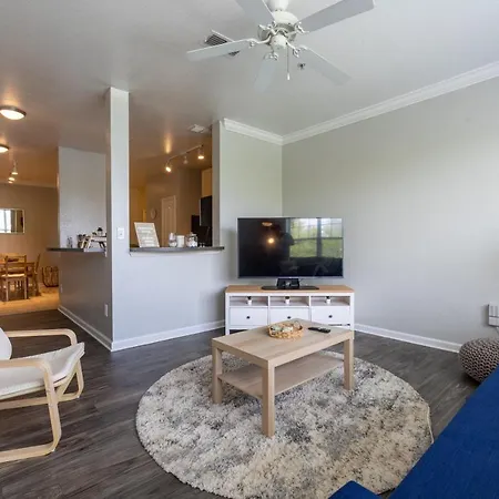 Luxurious 2-Bed Suite W/Lake View And Amenities-3
