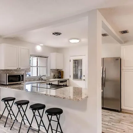 Lakefront 7 Bedroom Duplex W/ Pool & Hottub-3