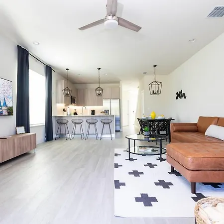 Elegant Townhome Near Themed Parks-3