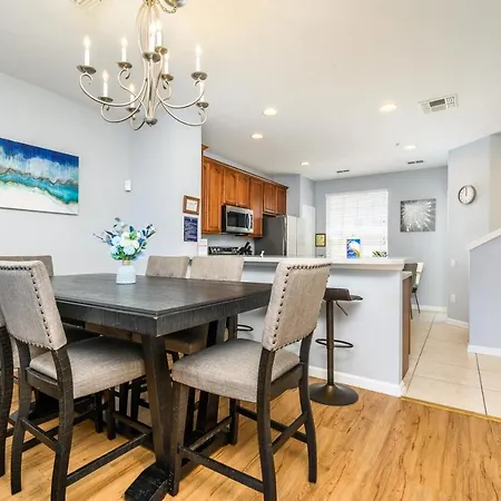 Beautiful 3 Bedroom Townhome - 4027-3