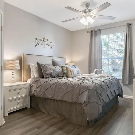 Wh2813 Fully Renovated Star Wars Condo-3
