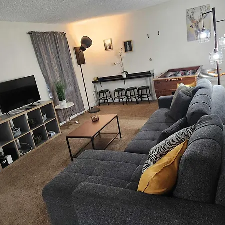 Beautiful 2-Bedroom Condo Near Universal And Other Orlando Attractions, King Bed & Wi-Fi-2