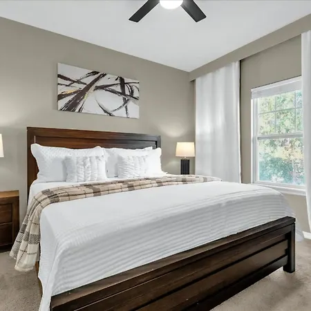 4 Bd 3 Ba Lucaya Village 25-108-3