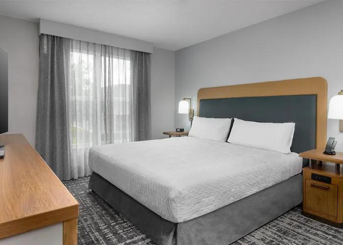 Homewood Suites By Hilton Orlando-Ucf Area Alafaya Con una Pista de Golf
